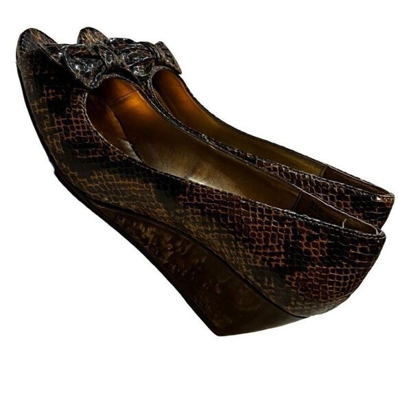 Anne Klein Snake Skin Ladies Peep Toe Wedge with Bow Womens Size 8.5 Shoes - Picture 6 of 11